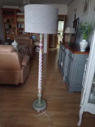 Lámpara de pie de madera y tela