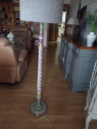 Lámpara de pie de madera y tela