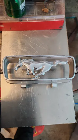 Insignia Mustang Clásico Cromada