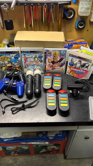 Consola PS3 con mandos y juegos