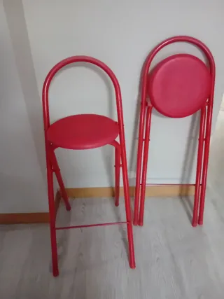 Banqueta alta roja plegable