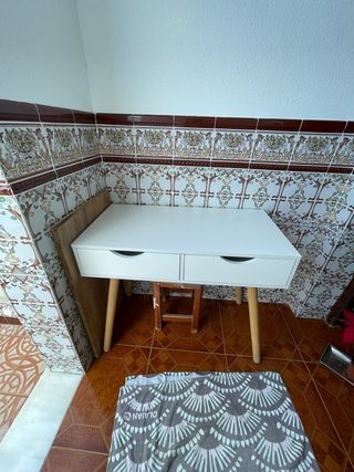 Scrivania bianca con cassetti