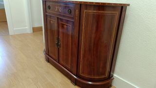 Mueble recibidor de madera con detalles dorados