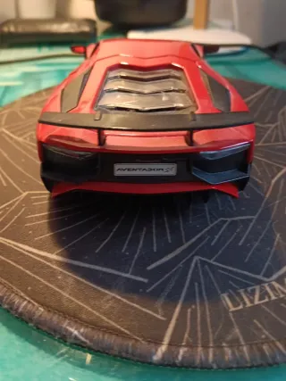 Coche deportivo rojo a escala