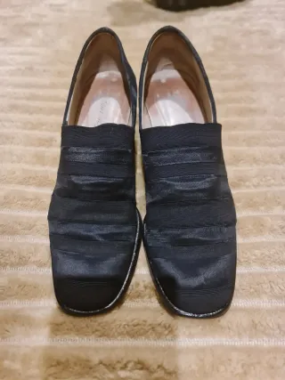 Zapatos de tacón azul marino.