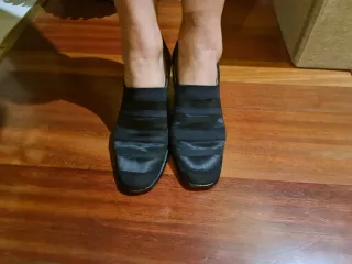 Zapatos de tacón azul marino.