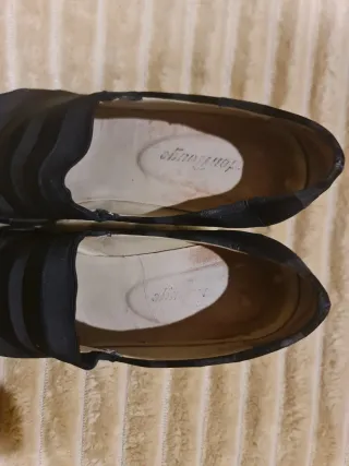 Zapatos de tacón azul marino.