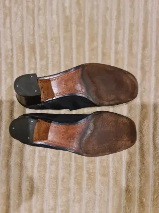 Zapatos de tacón azul marino.