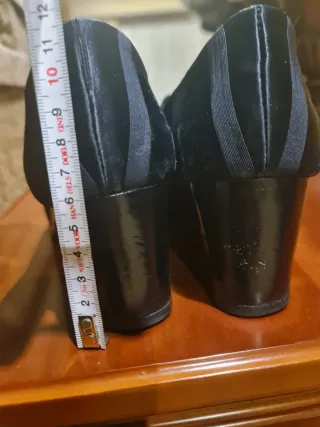 Zapatos de tacón azul marino.