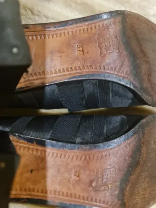 Zapatos de tacón azul marino.