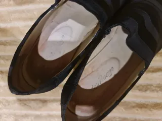 Zapatos de tacón azul marino.