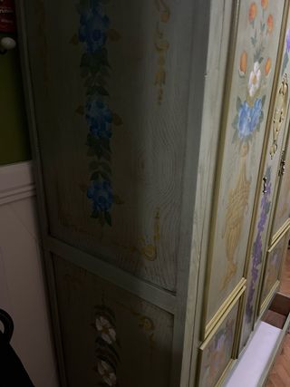 Armario de madera pintado a mano