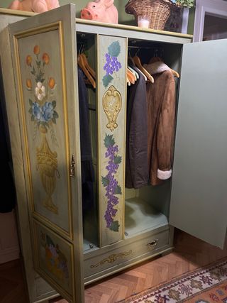 Armario de madera pintado a mano