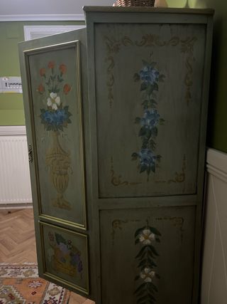 Armario de madera pintado a mano