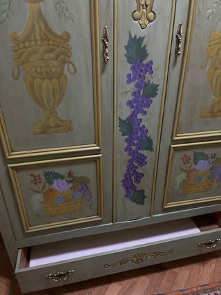 Armario de madera pintado a mano