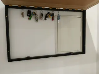 Mueble de entrada lacado + espejo cuelga llaves.