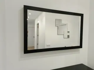 Mueble de entrada lacado + espejo cuelga llaves.