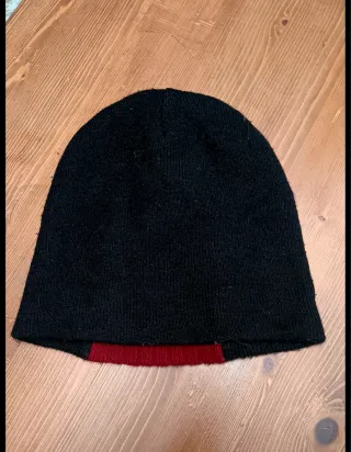Gorro de lana negro y rojo