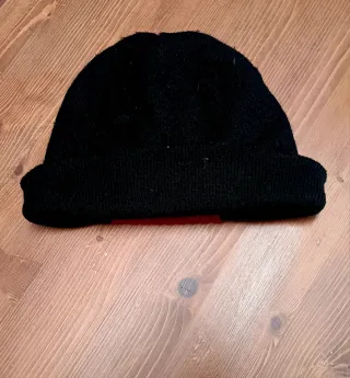 Gorro de lana negro y rojo