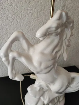 Lámpara de cerámica caballo blanco