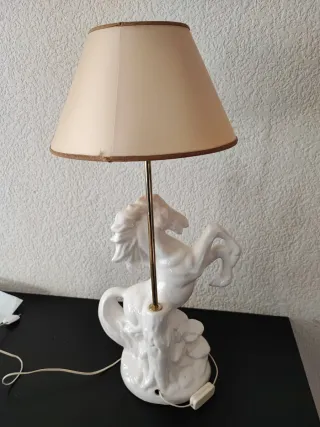 Lámpara de cerámica caballo blanco