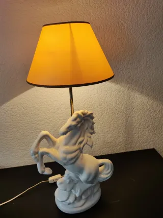 Lámpara de cerámica caballo blanco