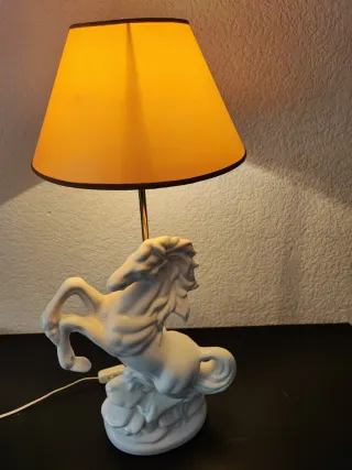 Lámpara de cerámica caballo blanco