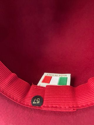 Cappello cloche donna rosso con nastro blu