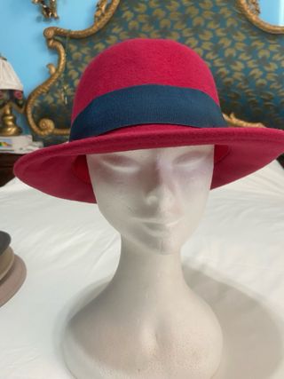 Cappello cloche donna rosso con nastro blu