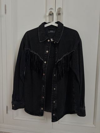 Chaqueta vaquera Bershka negra con flecos