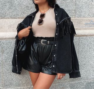 Chaqueta vaquera Bershka negra con flecos