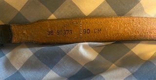 Cinturón de piel con abalorios