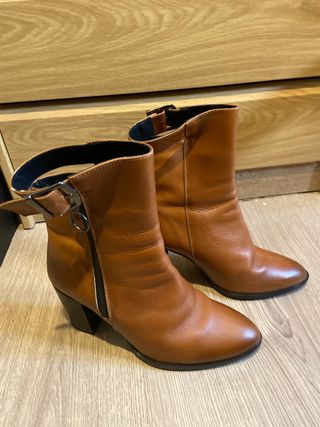 Botines de piel marrones.