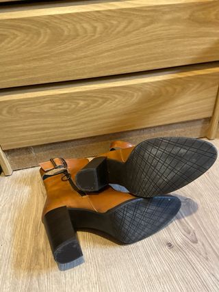 Botines de piel marrones.