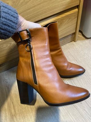 Botines de piel marrones.