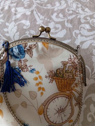 Bolso de mano con cadena