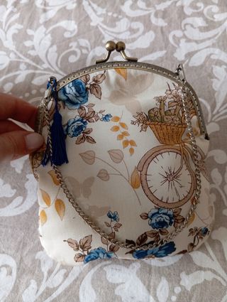 Bolso de mano con cadena