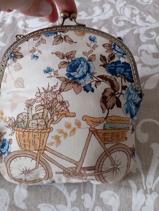 Bolso de mano con cadena