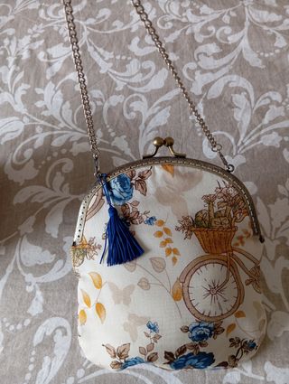 Bolso de mano con cadena