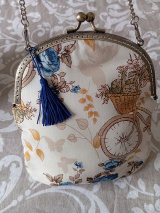 Bolso de mano con cadena