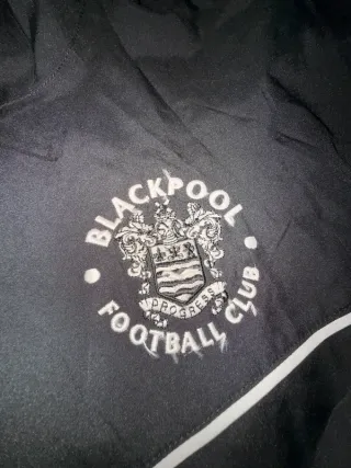 Giacca sportiva Puma nera con cappuccio