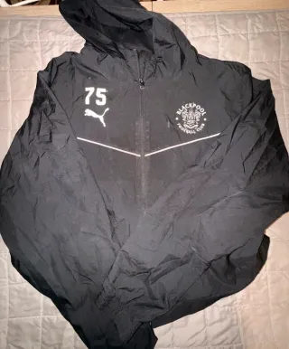 Giacca sportiva Puma nera con cappuccio