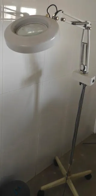 Lámpara de pie con lupa