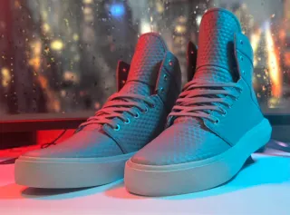 Zapatillas Supra grises