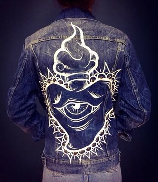 Giacca jeans dipinta a mano con borchie