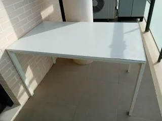 Mesa blanca de madera y patas metálica