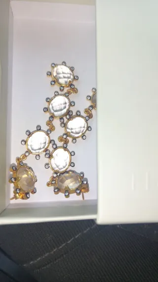 Pendientes largos dorados con piedras blancas