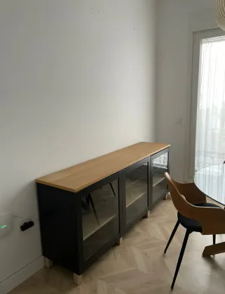 Mesa comedor redonda cristal y madera con aparador