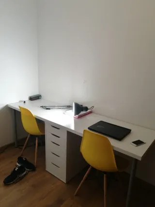 Tavolo 2m, 3 gambe metalliche, cassettiera, 2 sedie