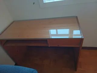 Escritorio de madera con tapa de cristal